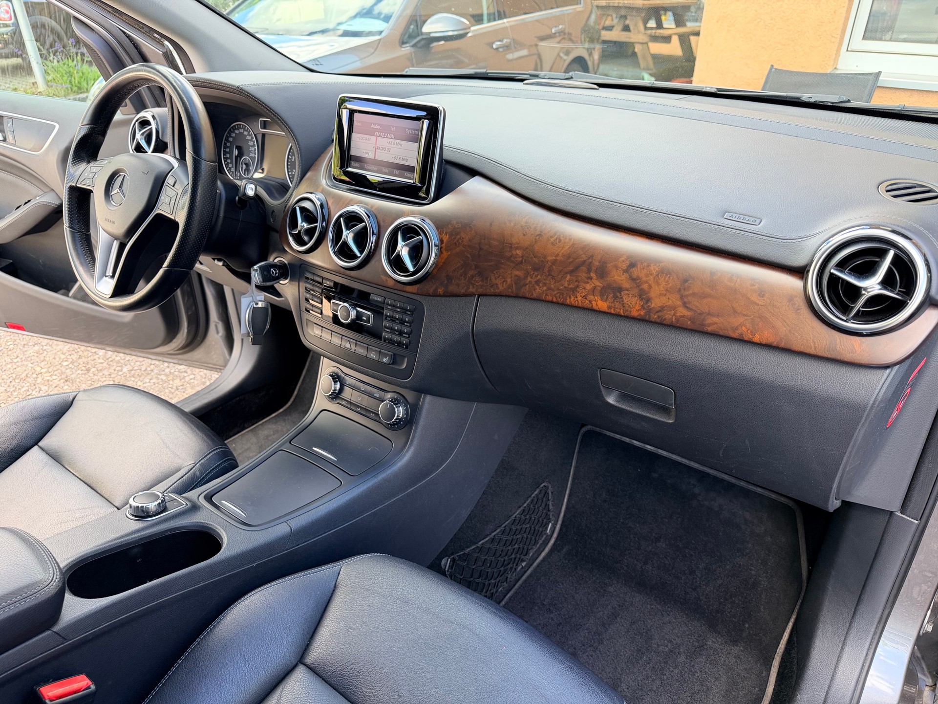 MERCEDES-BENZ B 200 Active Edition-image-23