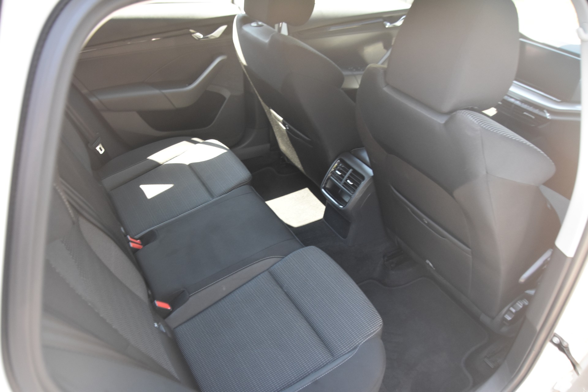 SKODA Octavia Combi 2.0 TDI DSG Ambition-image-11