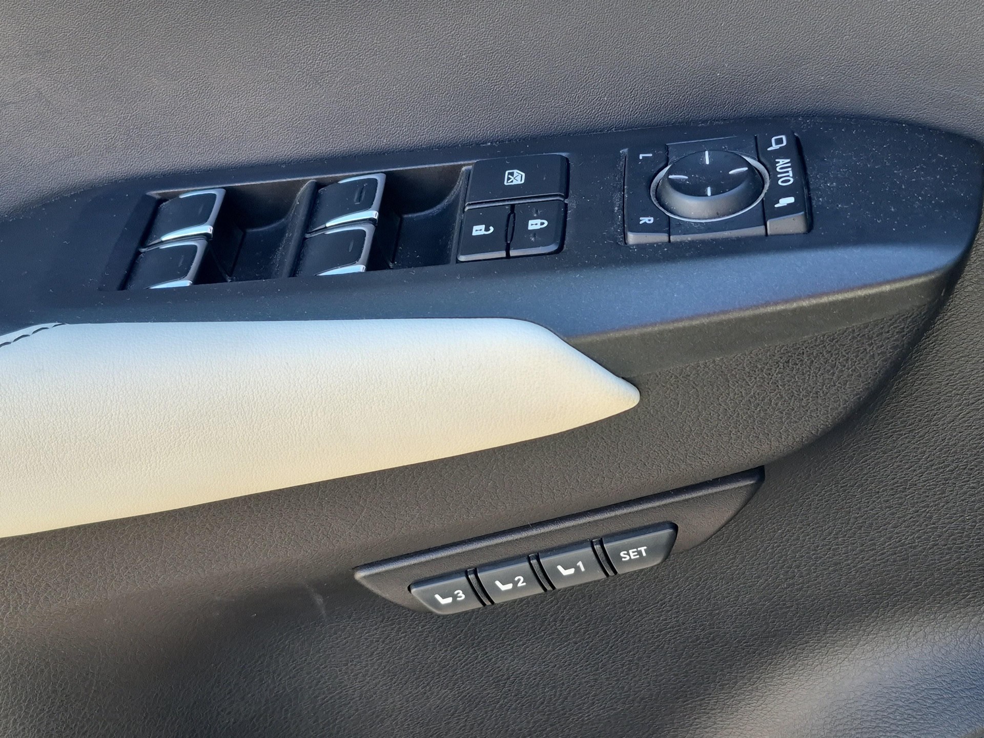 LEXUS NX 300h F-Sport-image-16