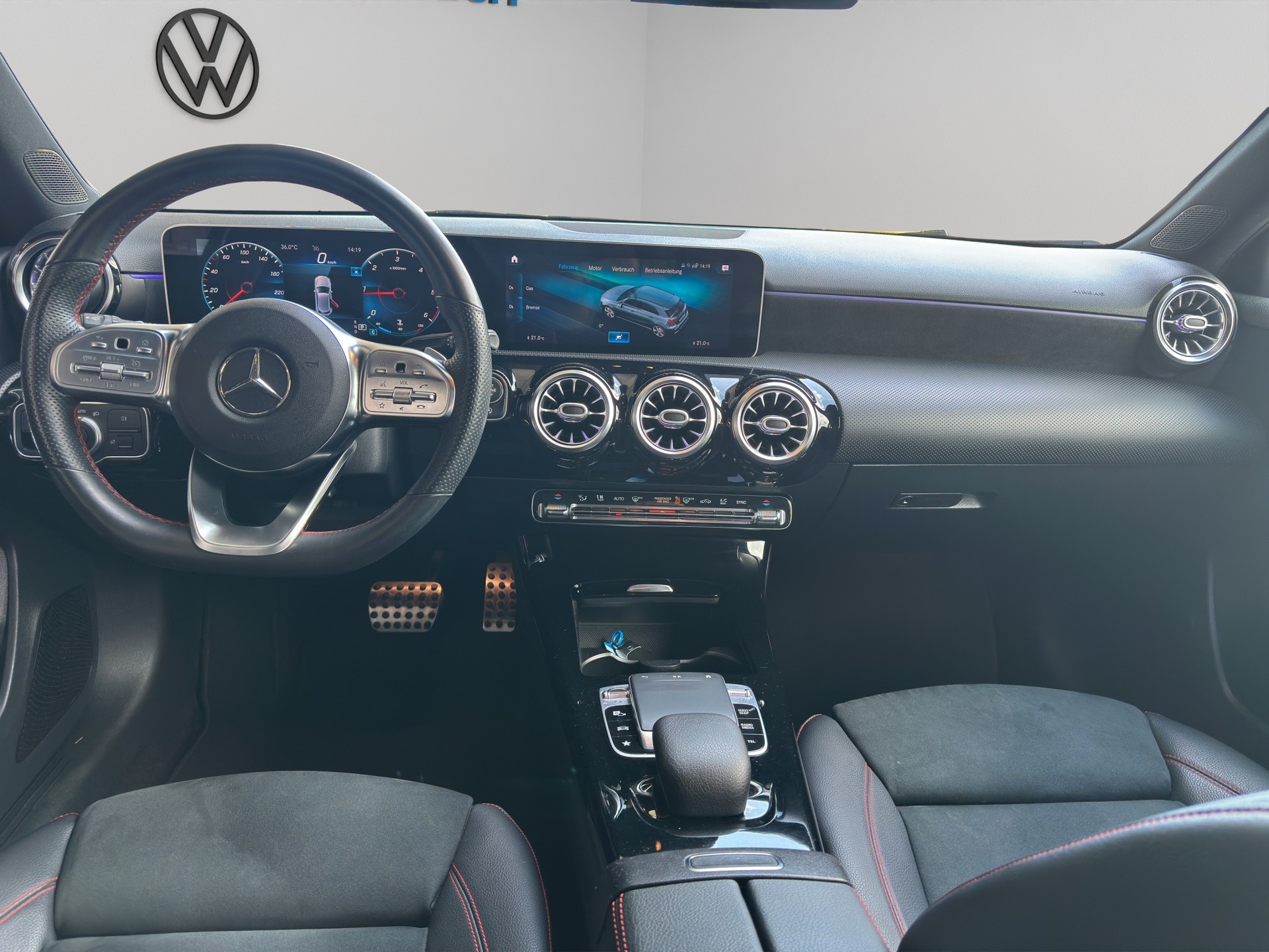 MERCEDES-BENZ A 180 d AMG Line-image-12