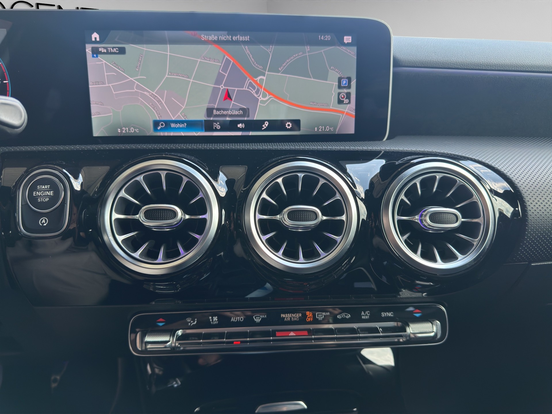 MERCEDES-BENZ A 180 d AMG Line-image-14