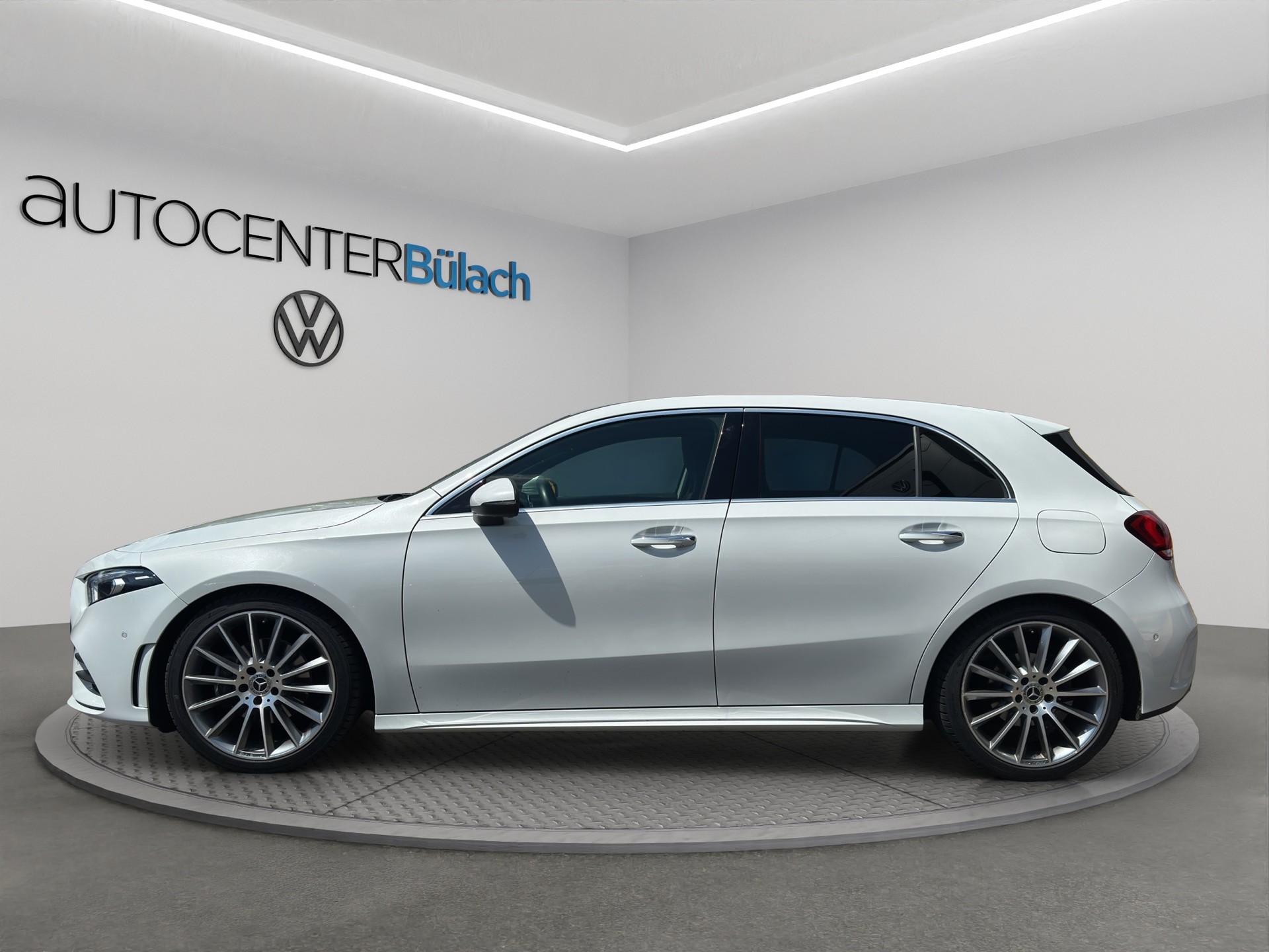 MERCEDES-BENZ A 180 d AMG Line-image-8
