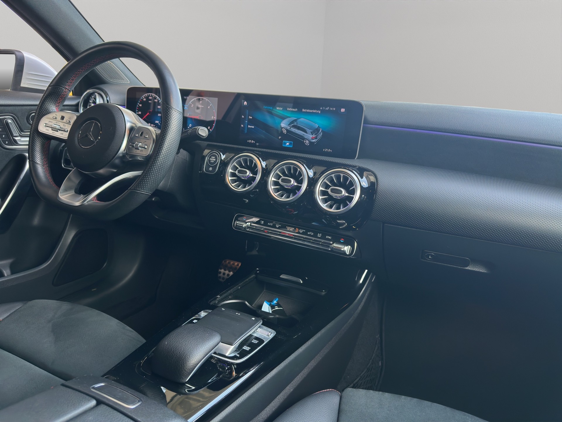 MERCEDES-BENZ A 180 d AMG Line-image-10