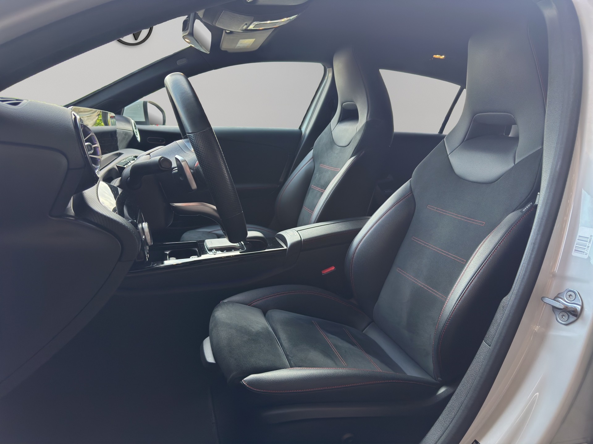 MERCEDES-BENZ A 180 d AMG Line-image-9