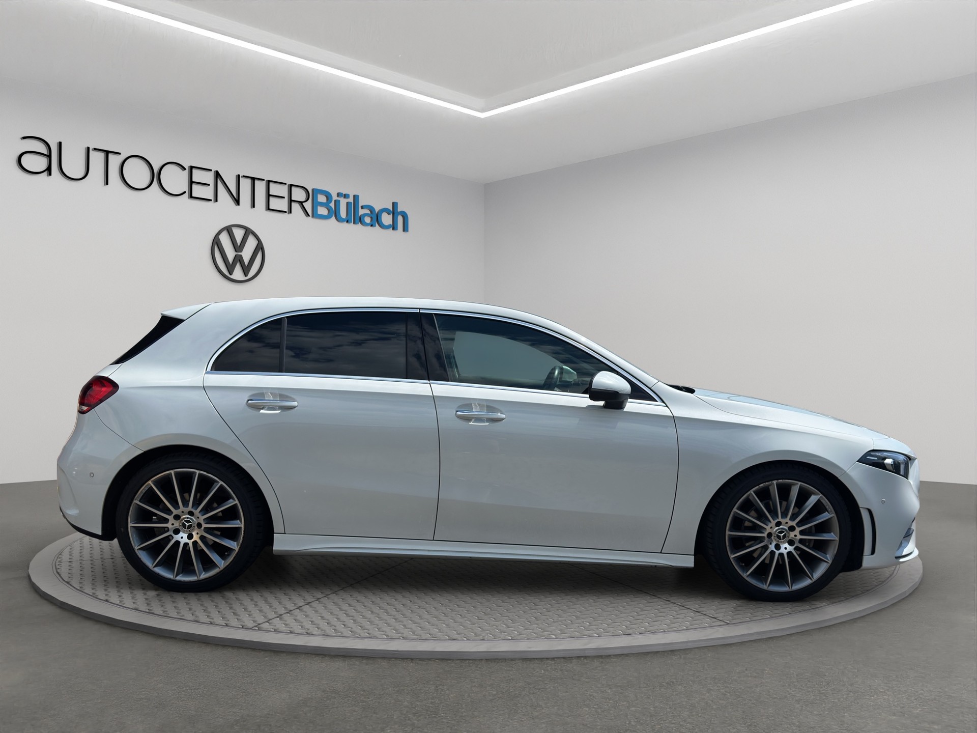 MERCEDES-BENZ A 180 d AMG Line-image-4