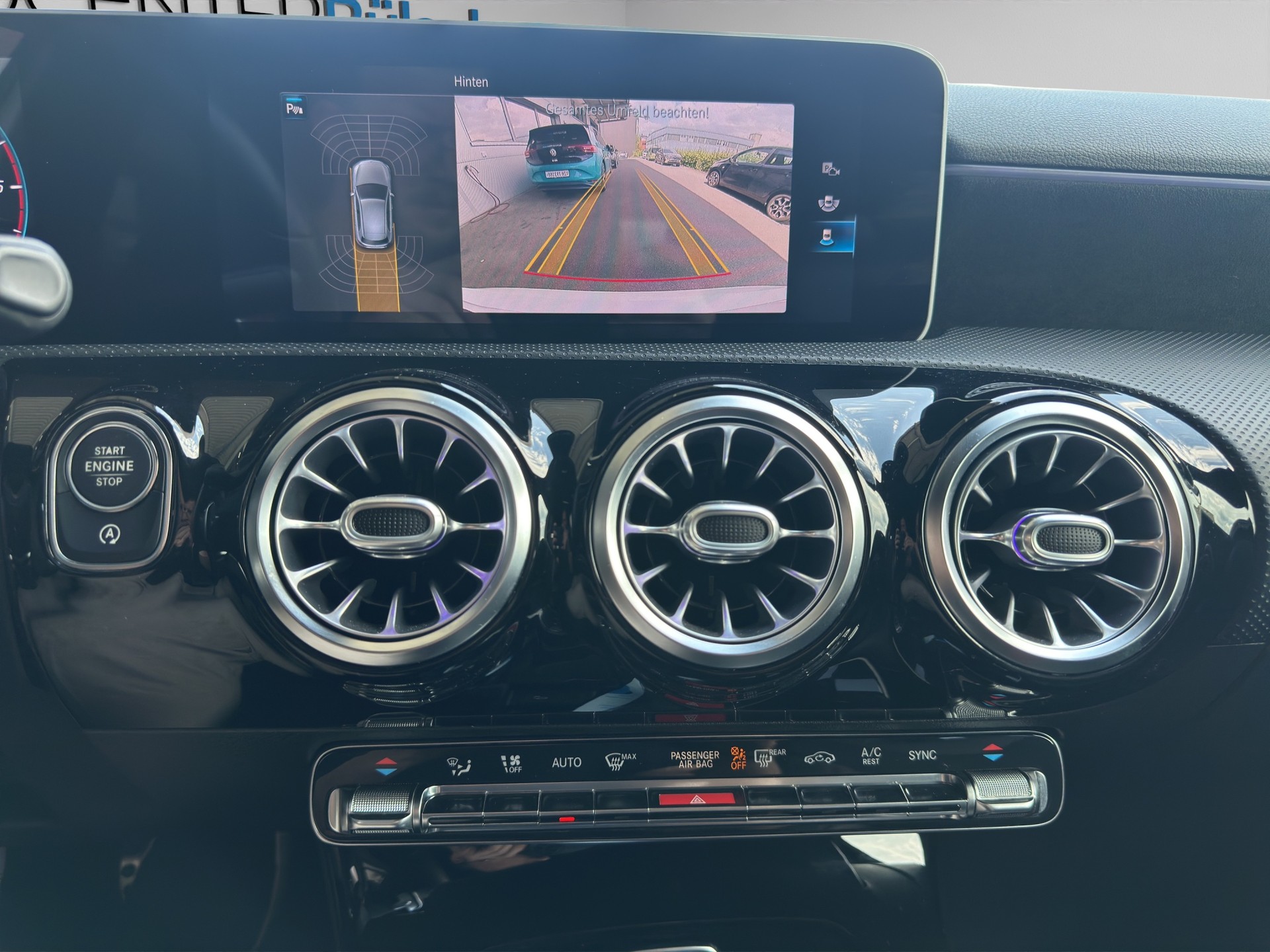 MERCEDES-BENZ A 180 d AMG Line-image-13