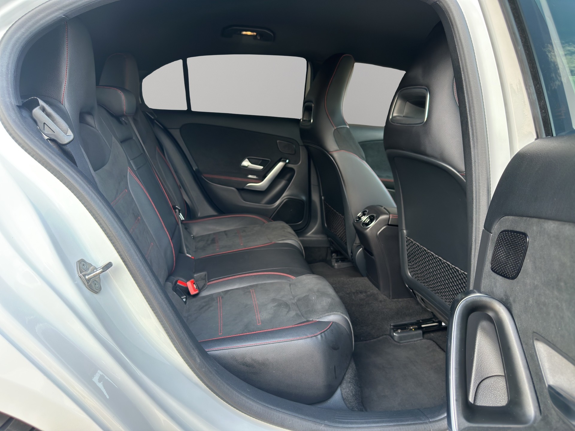 MERCEDES-BENZ A 180 d AMG Line-image-11