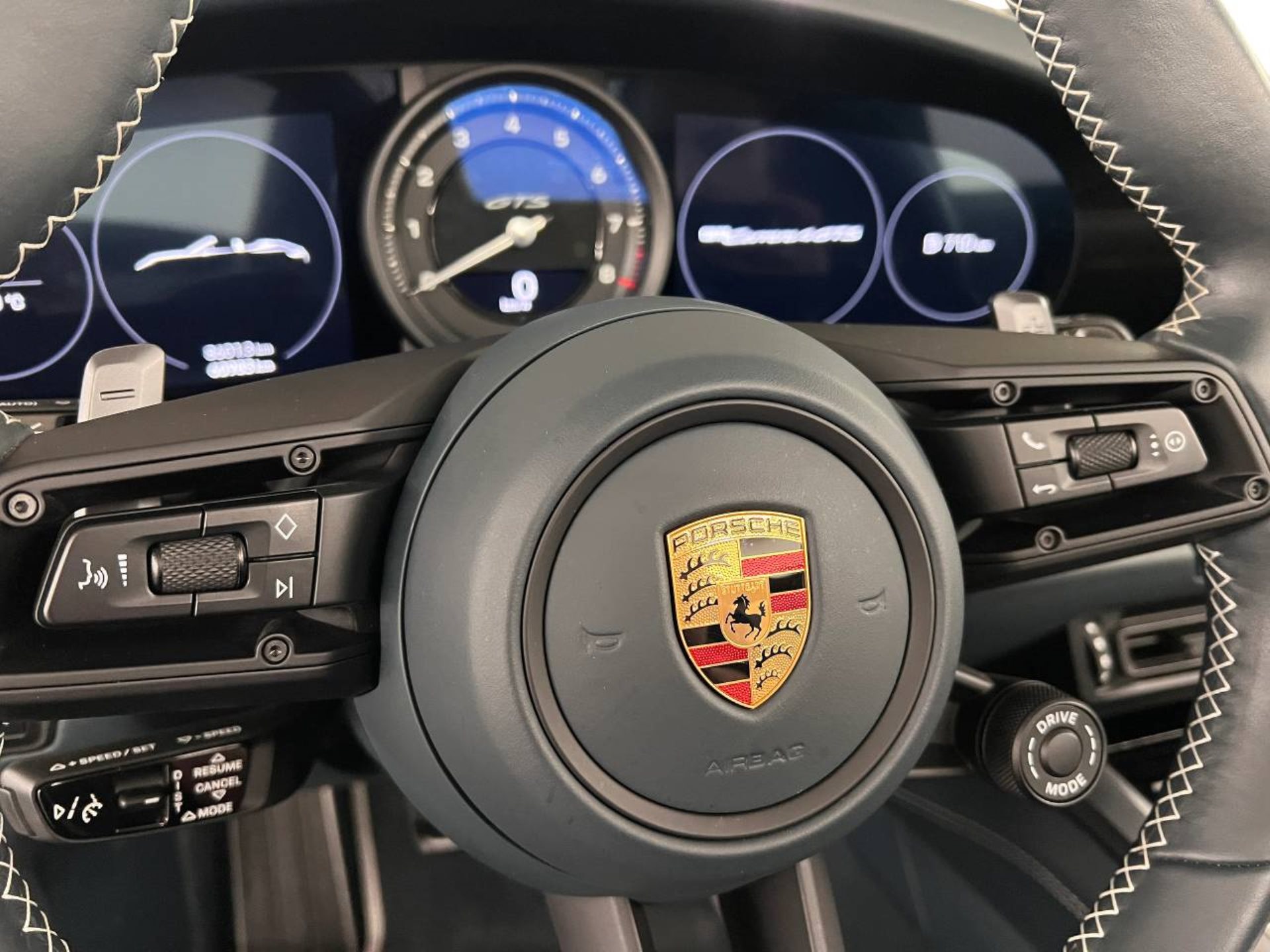 PORSCHE 911 Carrera 4 GTS Cabriolet-image-16