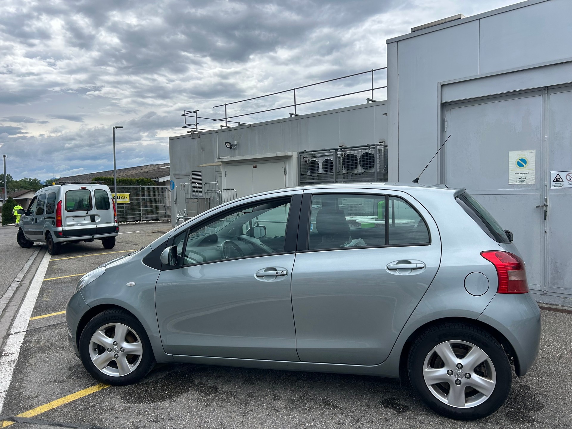 TOYOTA Yaris 1.3 Linea Sol-image-4
