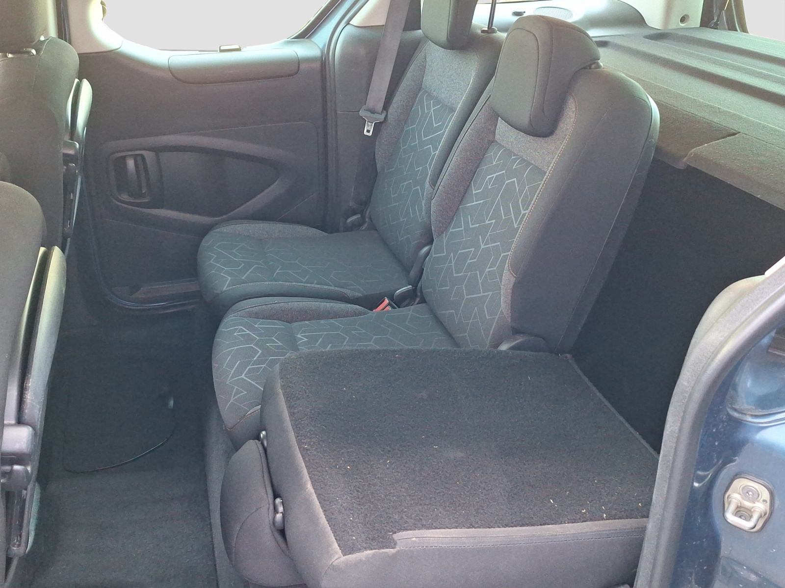 PEUGEOT Partner Tepee 1.6 BlueHDI 100 Active-image-18