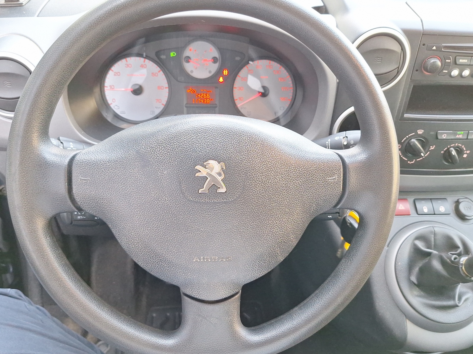 PEUGEOT Partner Tepee 1.6 BlueHDI 100 Active-image-13