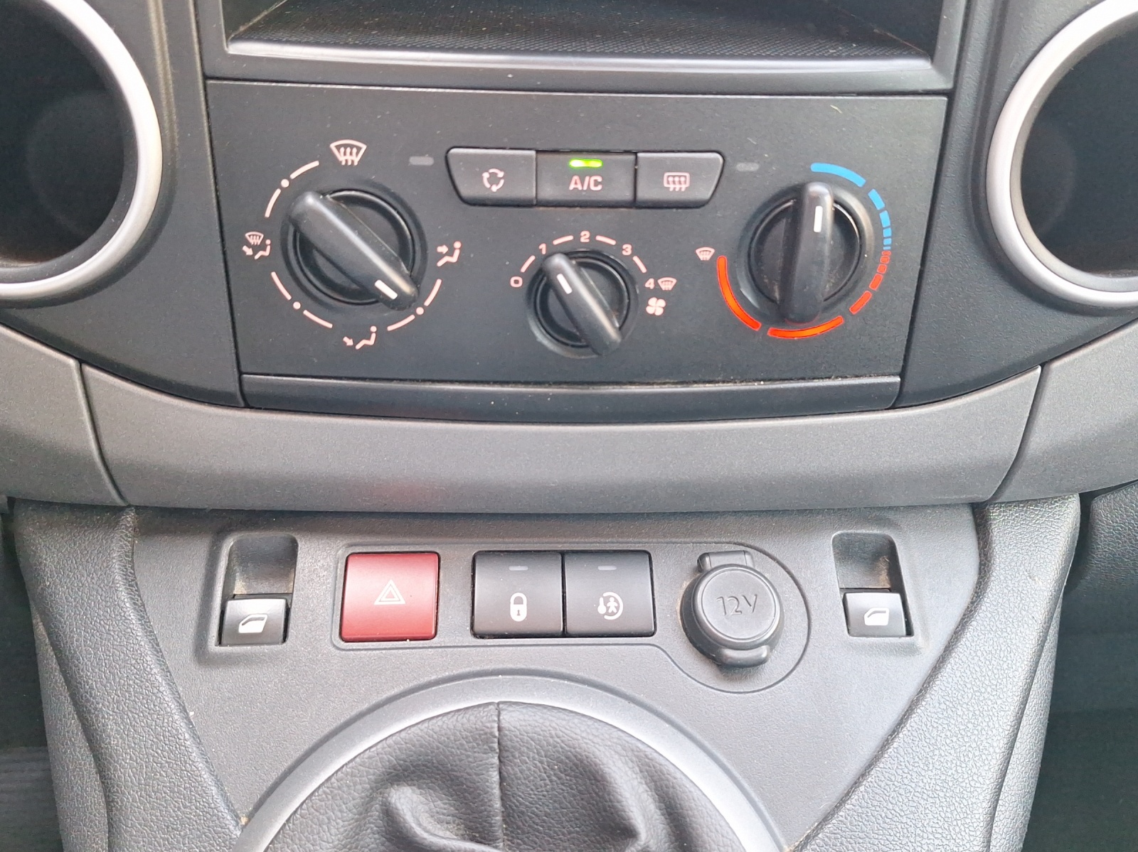 PEUGEOT Partner Tepee 1.6 BlueHDI 100 Active-image-12