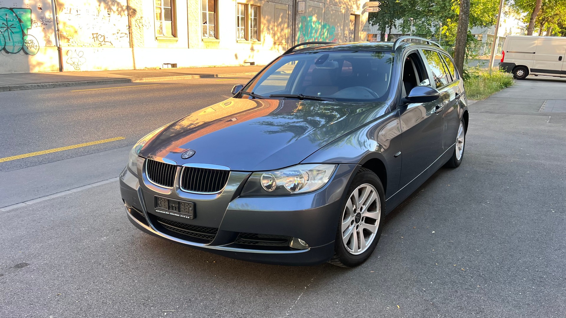 BMW 320i Touring-image-1