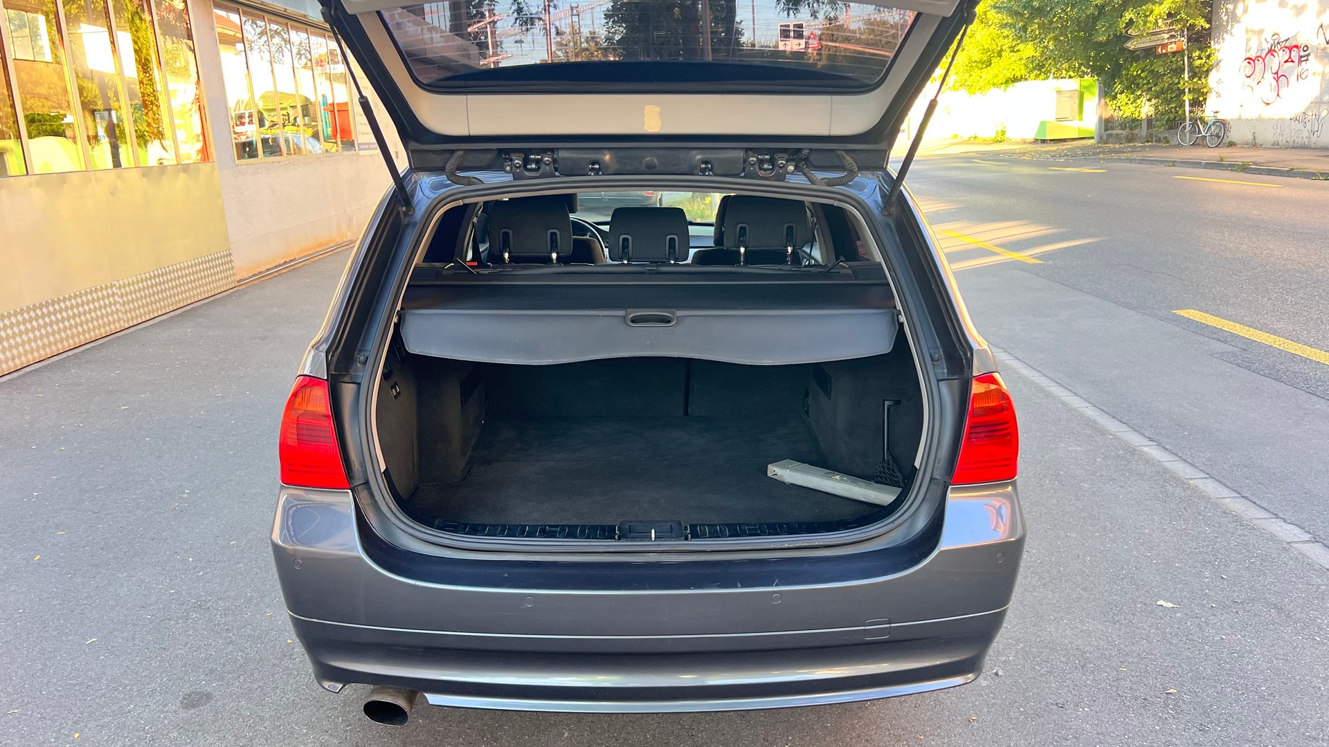BMW 320i Touring-image-5