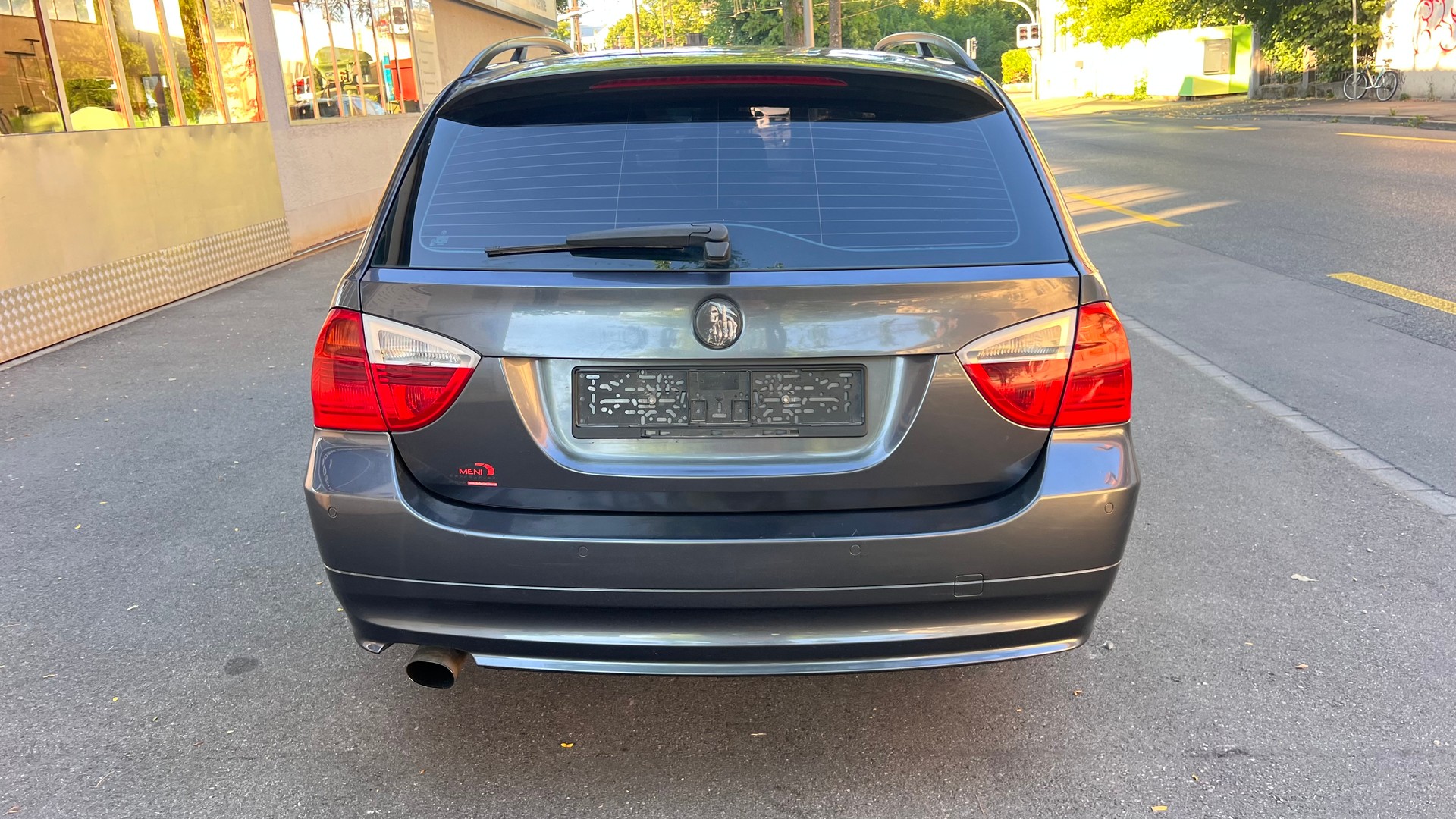 BMW 320i Touring-image-3