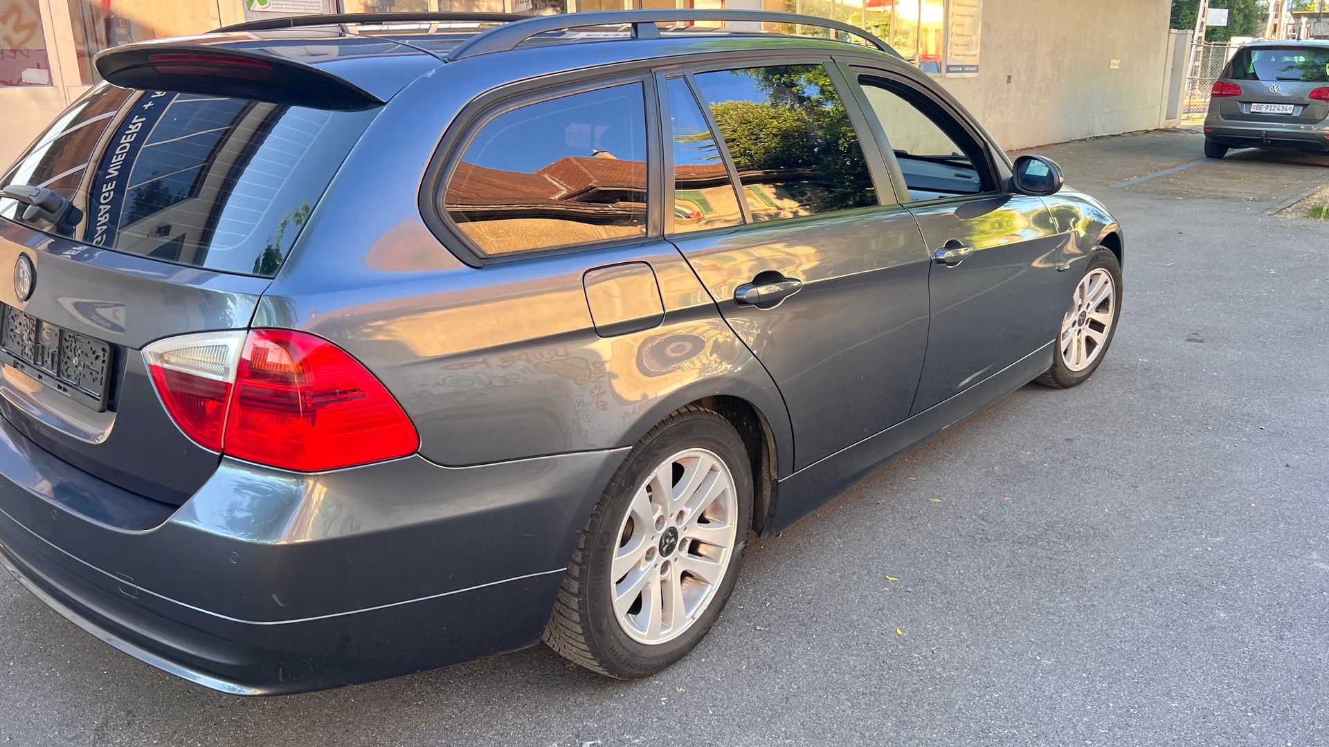 BMW 320i Touring-image-2