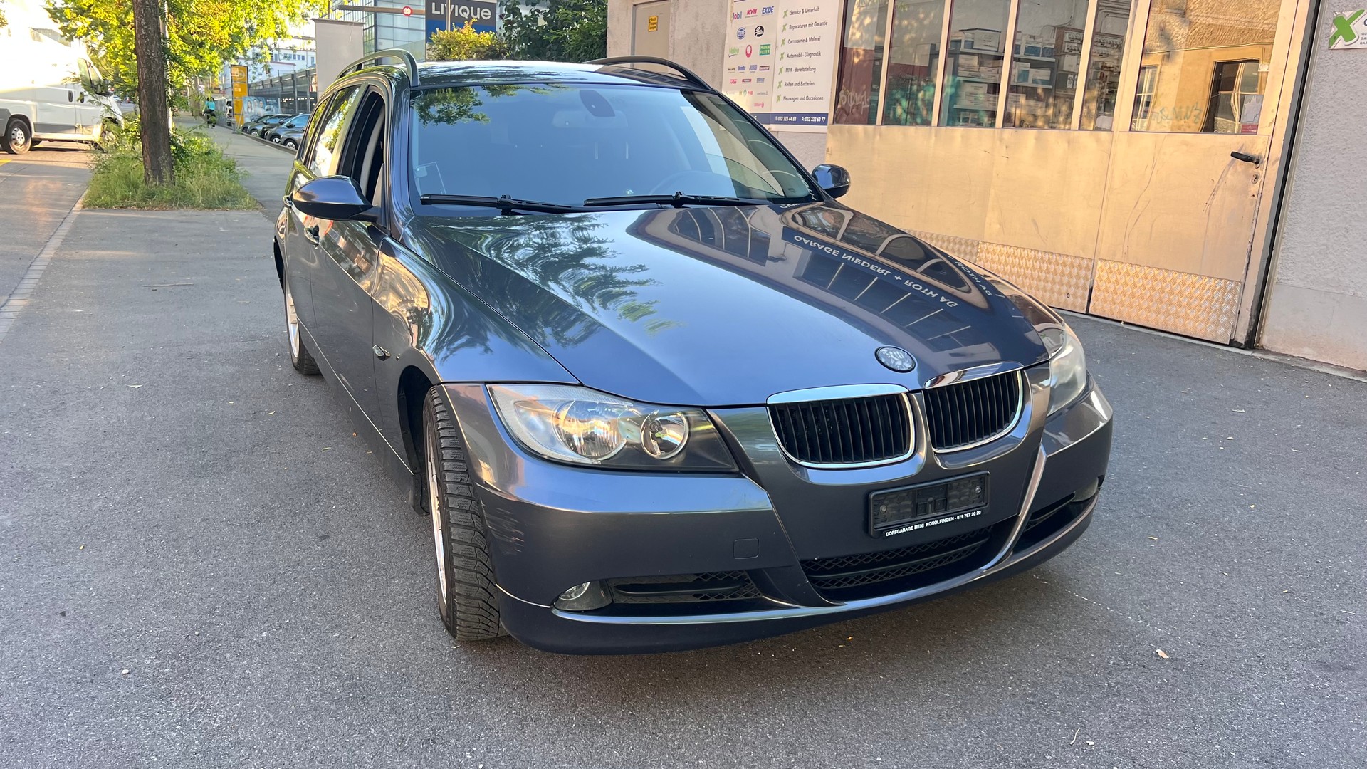 BMW 320i Touring-image-0