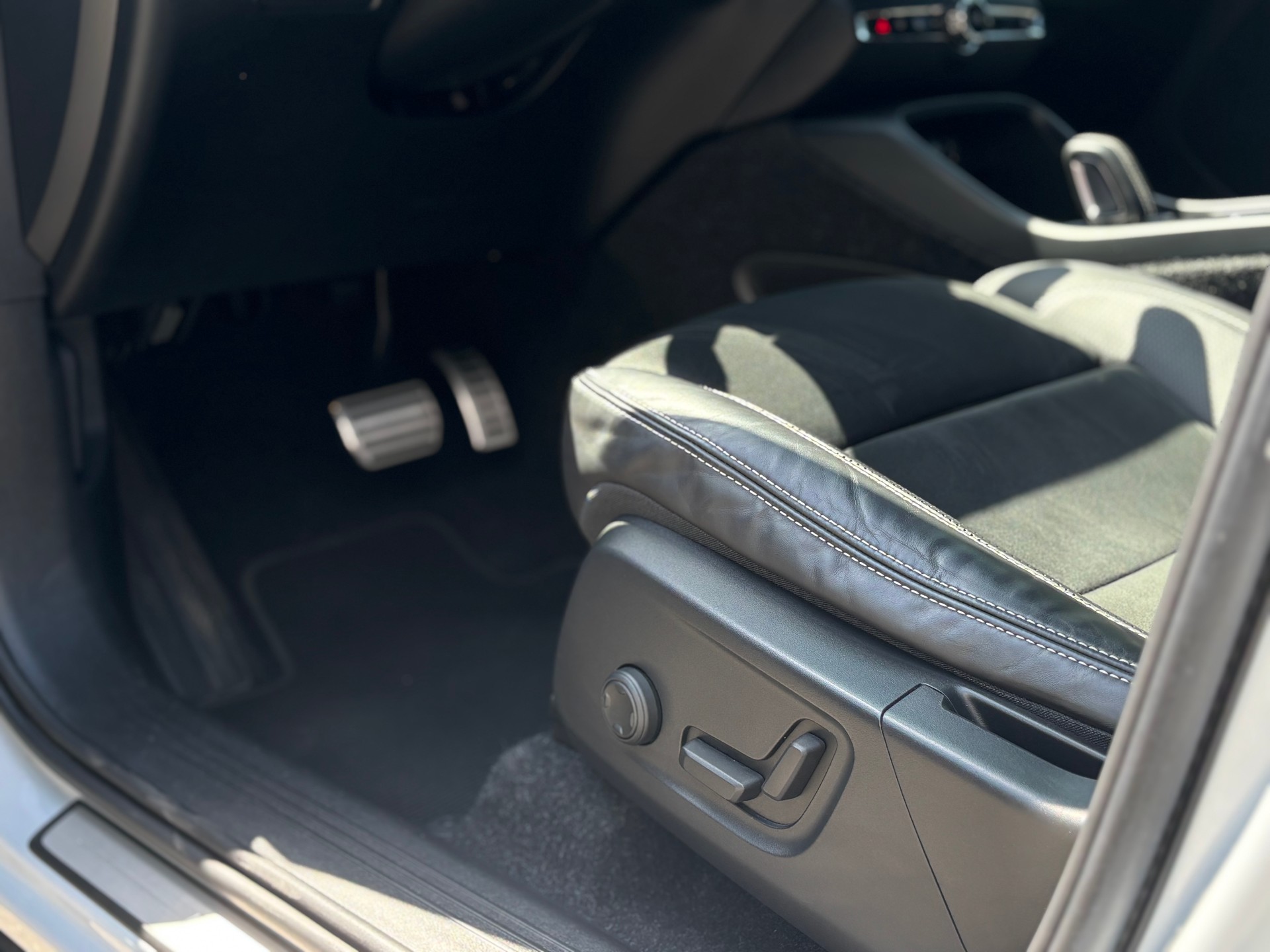 VOLVO XC40 2.0 T5 R-Design AWD-image-17