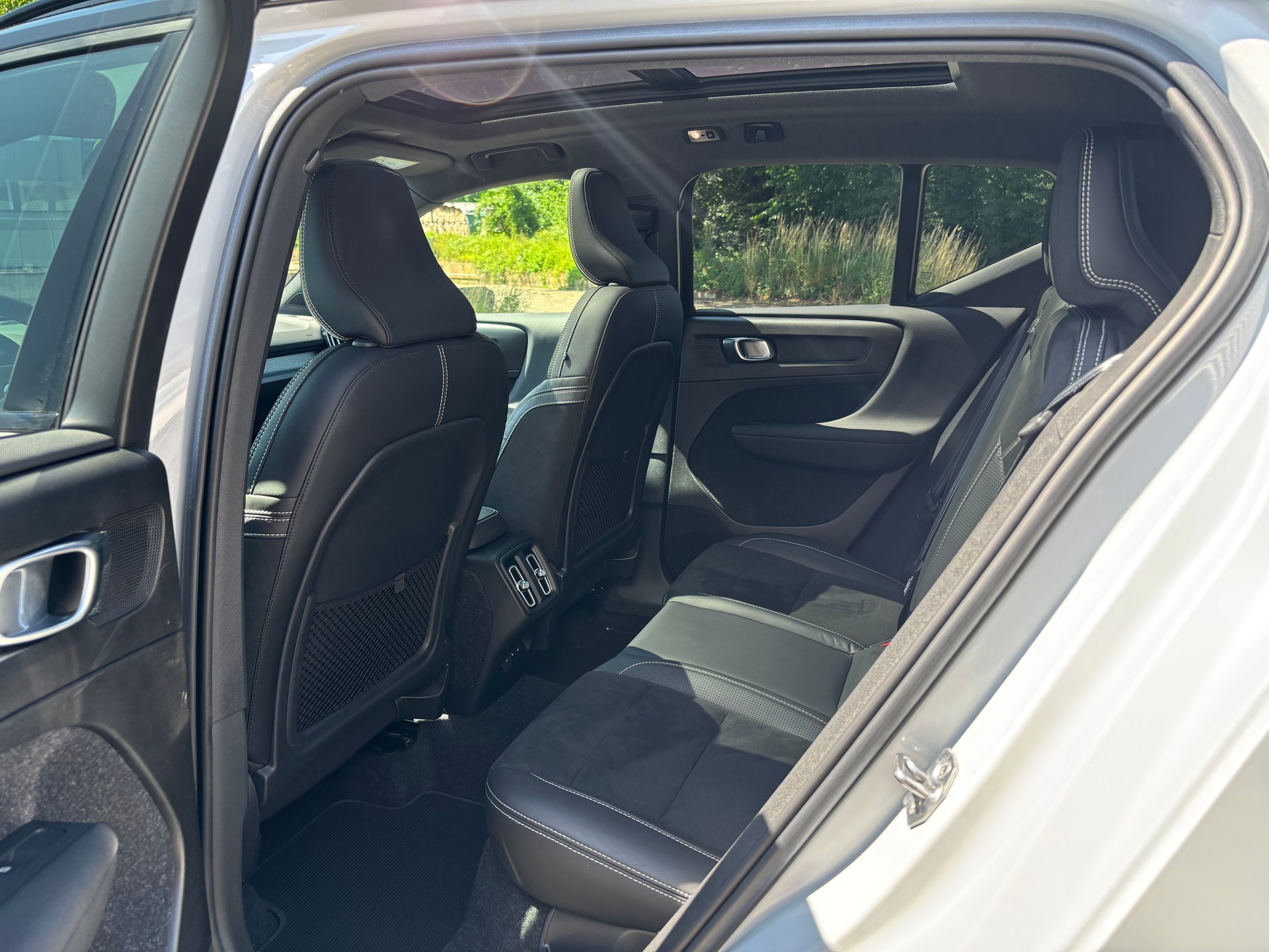 VOLVO XC40 2.0 T5 R-Design AWD-image-11