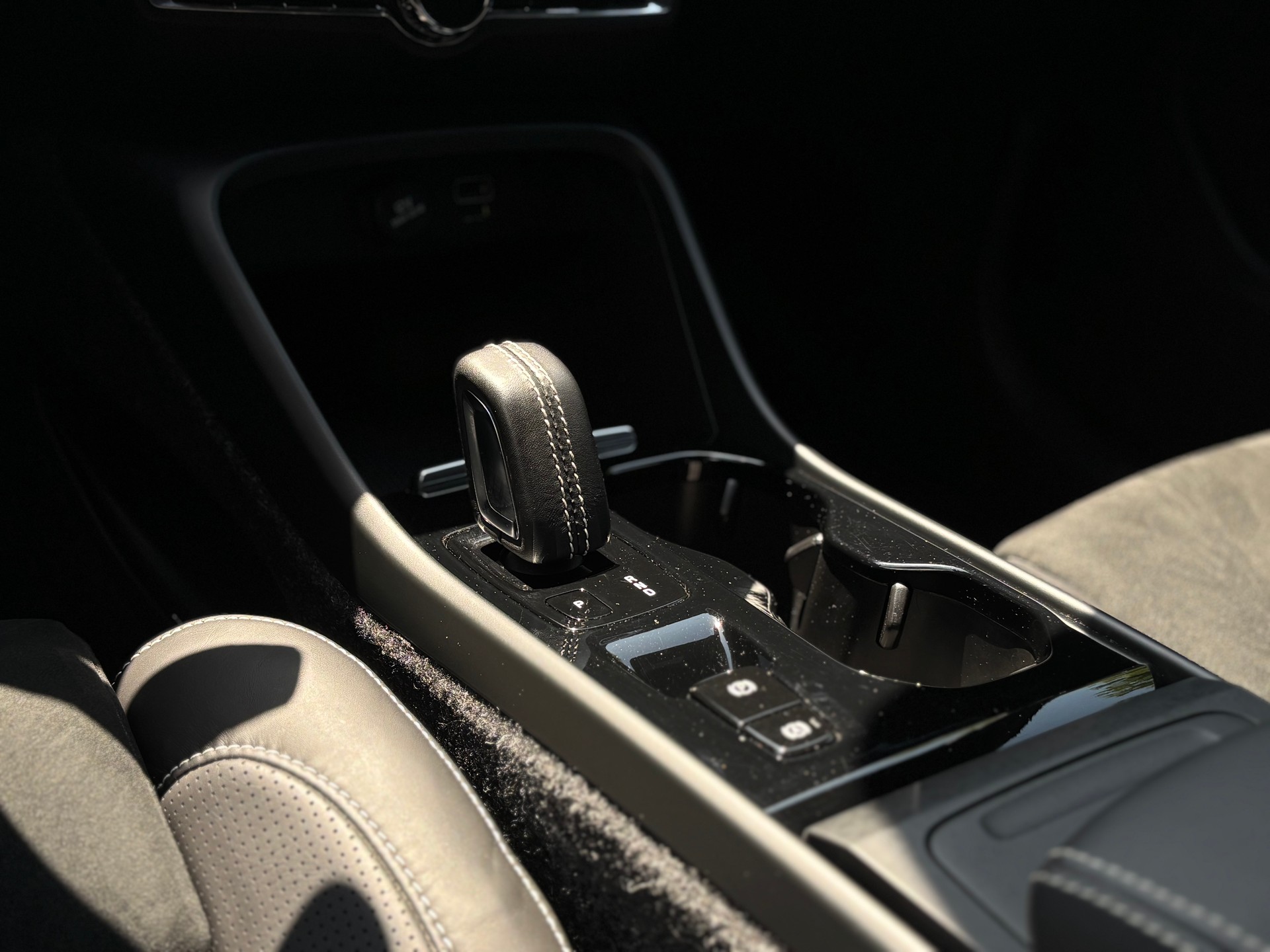 VOLVO XC40 2.0 T5 R-Design AWD-image-16