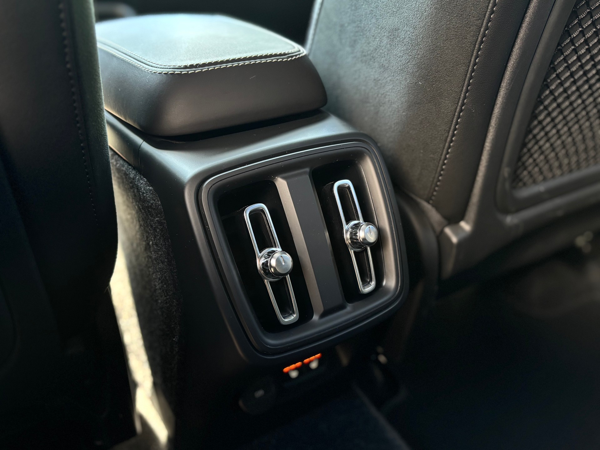 VOLVO XC40 2.0 T5 R-Design AWD-image-12