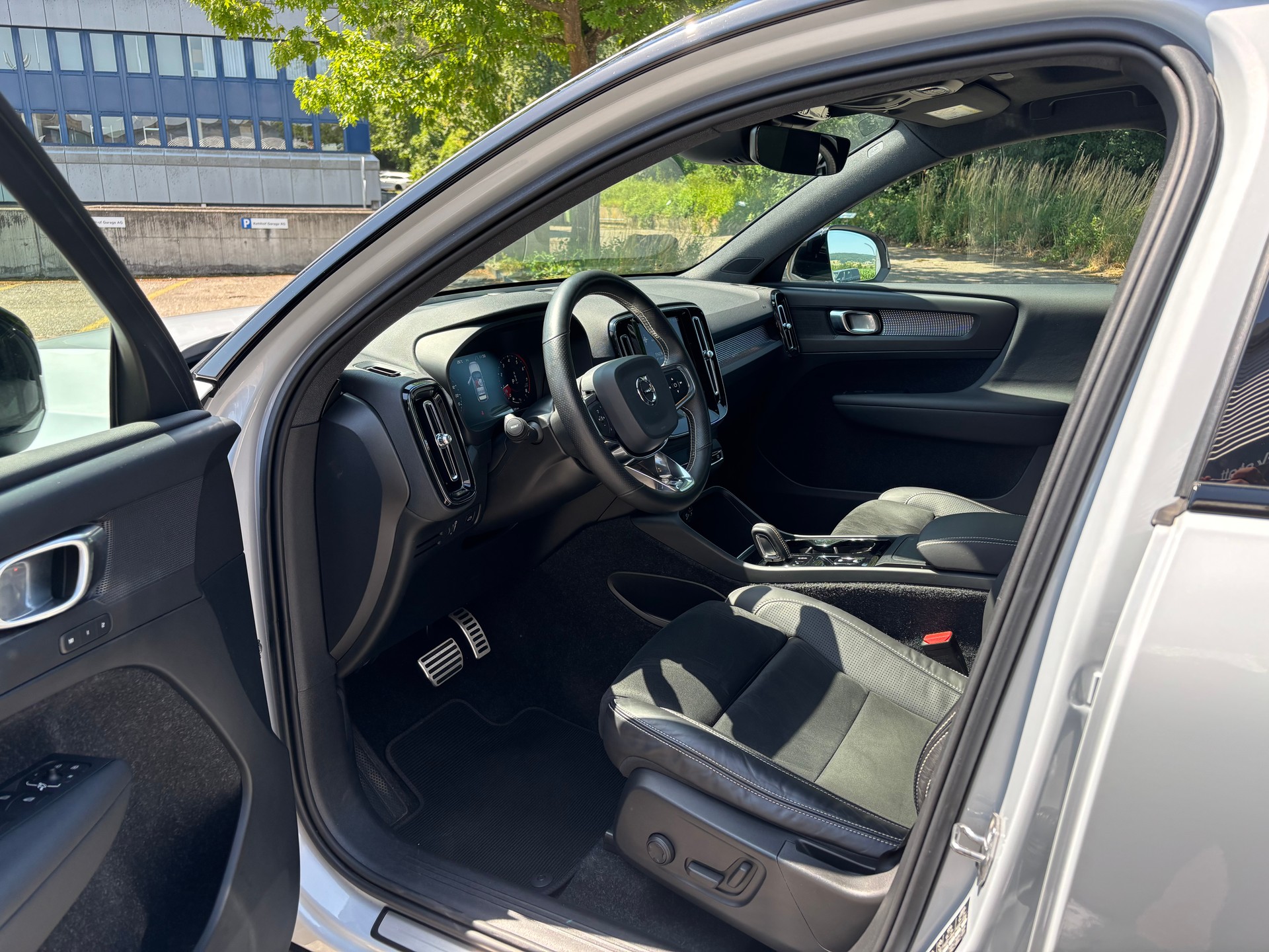 VOLVO XC40 2.0 T5 R-Design AWD-image-2