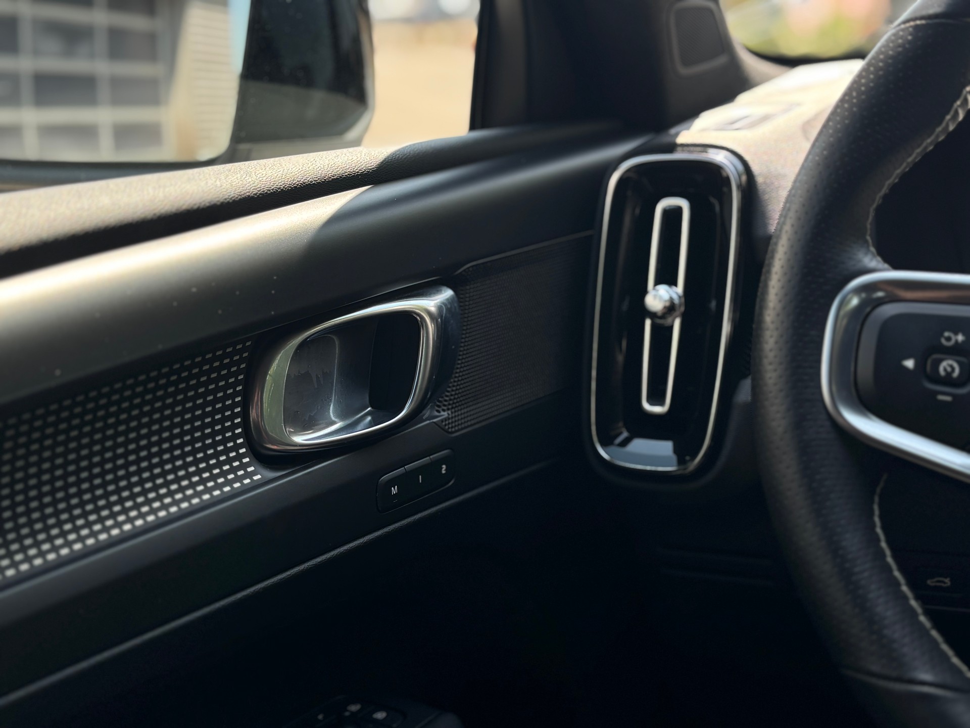VOLVO XC40 2.0 T5 R-Design AWD-image-15