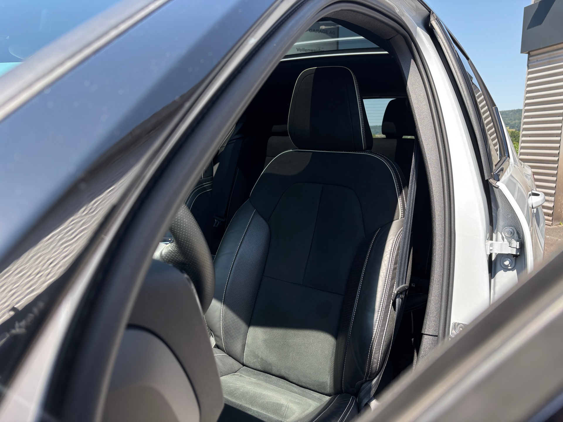 VOLVO XC40 2.0 T5 R-Design AWD-image-3