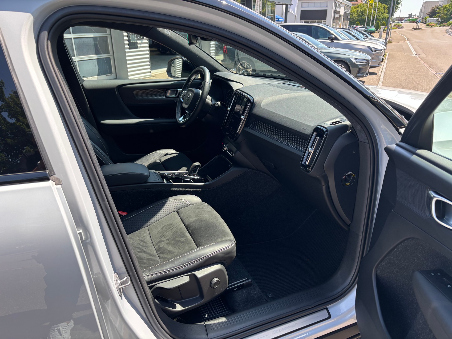 VOLVO XC40 2.0 T5 R-Design AWD-image-6