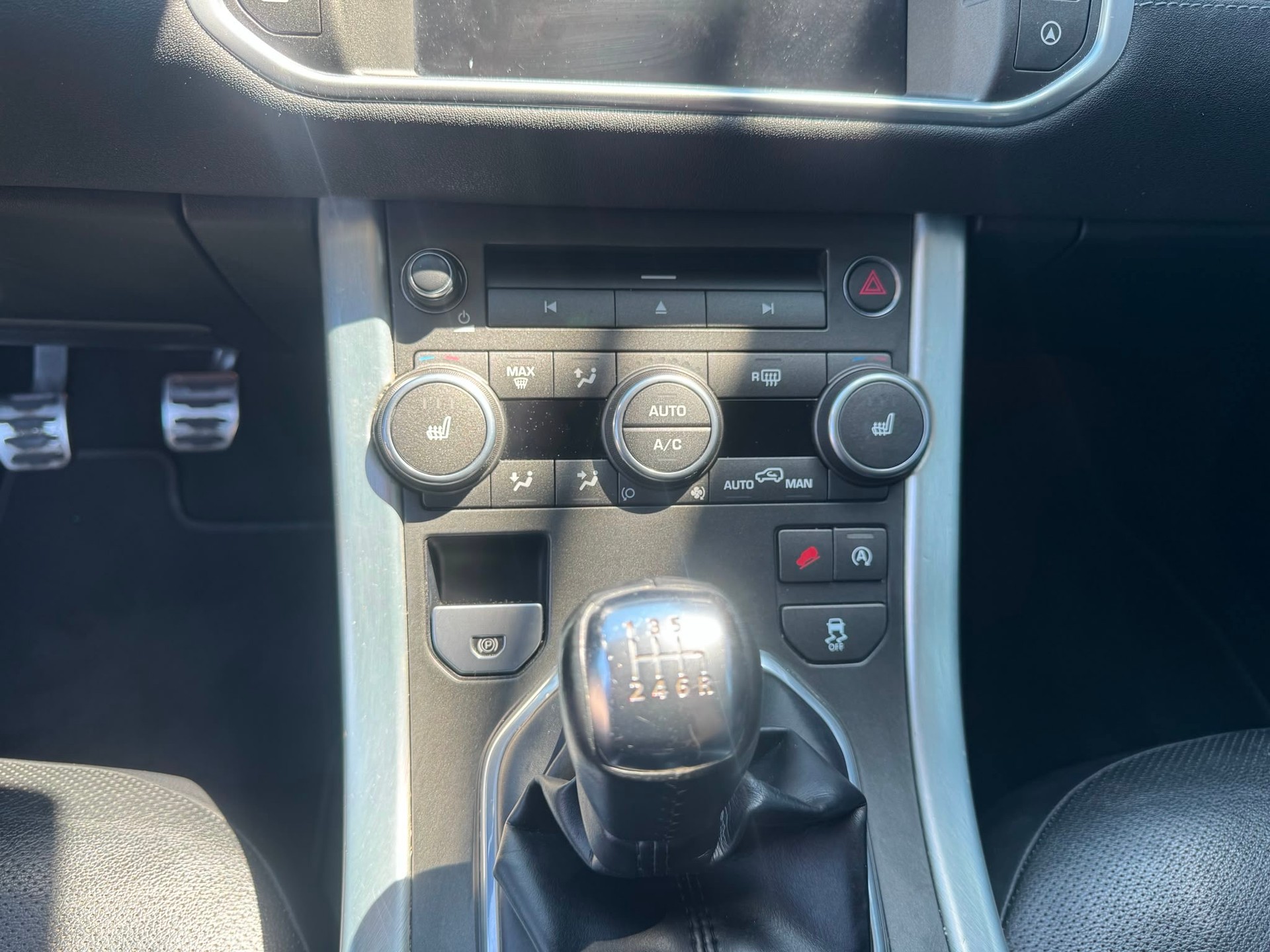 LAND ROVER Range Rover Evoque 2.0 TD4 SE Dynamic-image-12