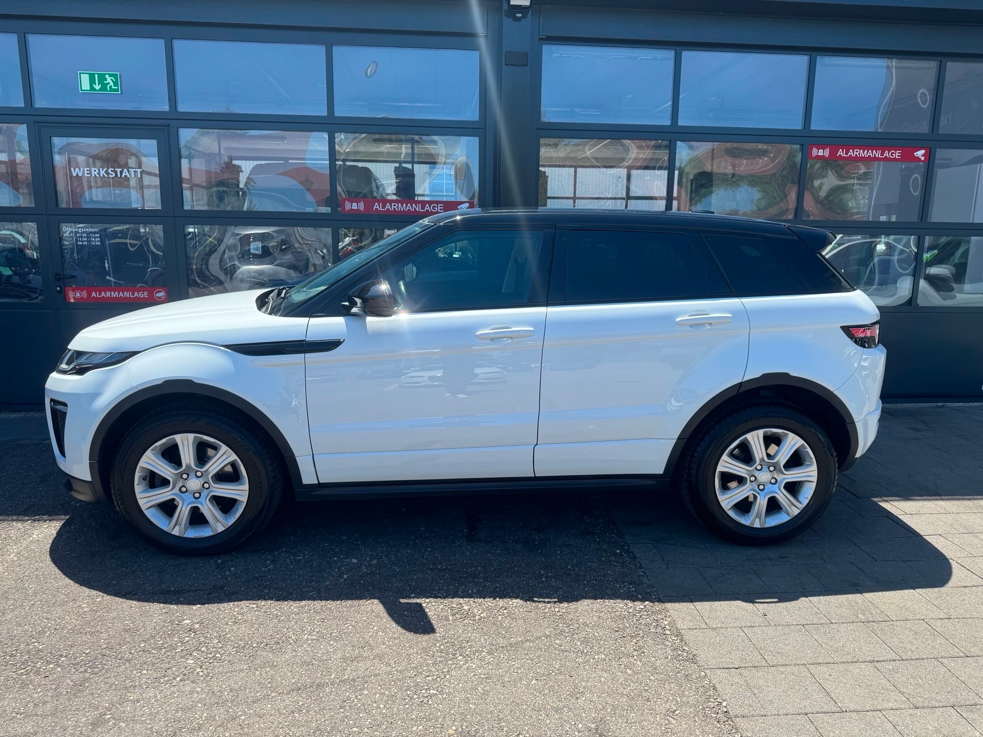 LAND ROVER Range Rover Evoque 2.0 TD4 SE Dynamic-image-2