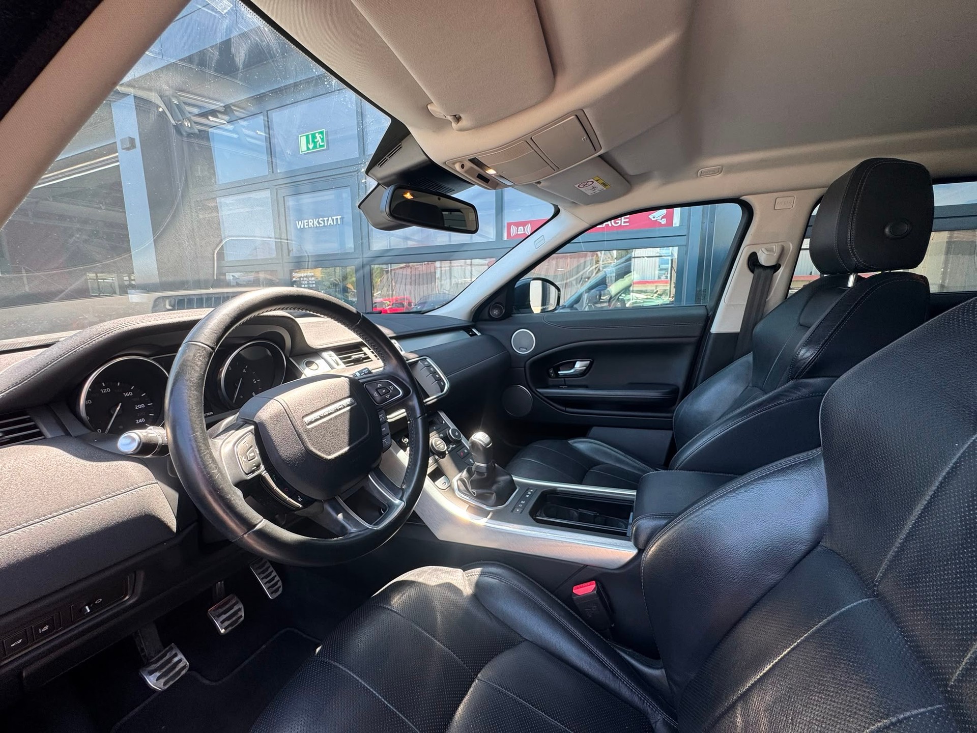 LAND ROVER Range Rover Evoque 2.0 TD4 SE Dynamic-image-6