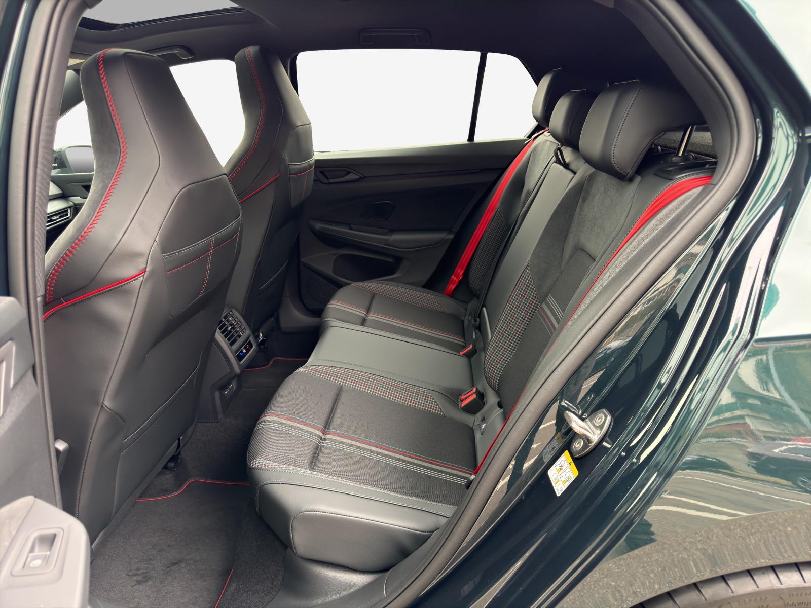 VW Golf 2.0 TSI GTI Edition 50 DSG-image-11