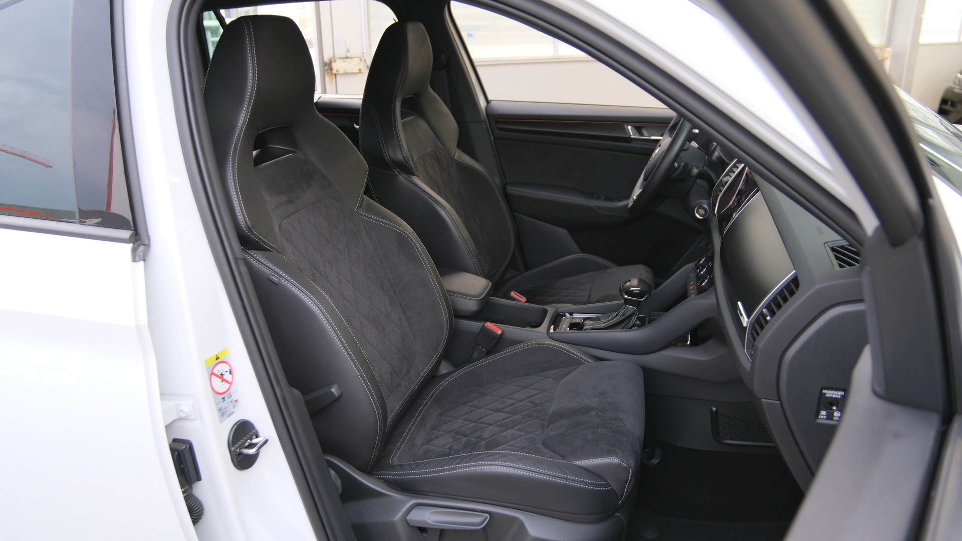 SKODA Kodiaq 2.0 TSI 4x4 Sport Line-image-12