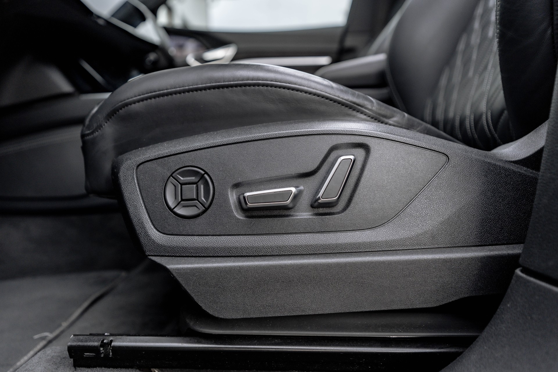 AUDI e-tron 55 Advanced quattro * S-Line * FRISCH AB MFK * TRAUMHAFTE AUSSTATTUNG * SOH 93,3% *-image-23