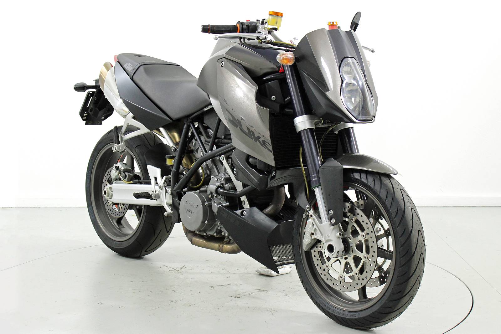 KTM 990 Super Duke-showroom-element-1