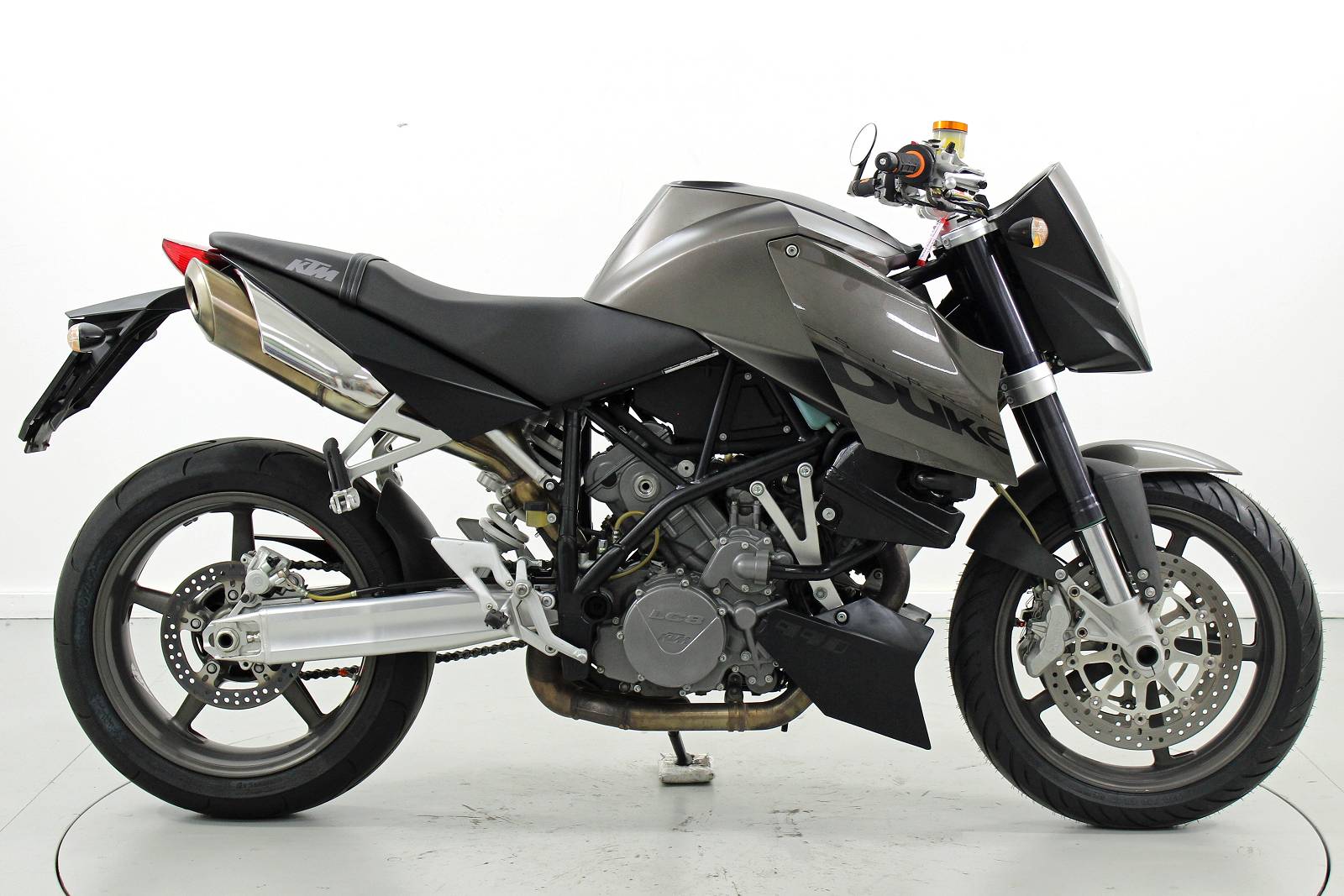 KTM 990 Super Duke-showroom-element-3