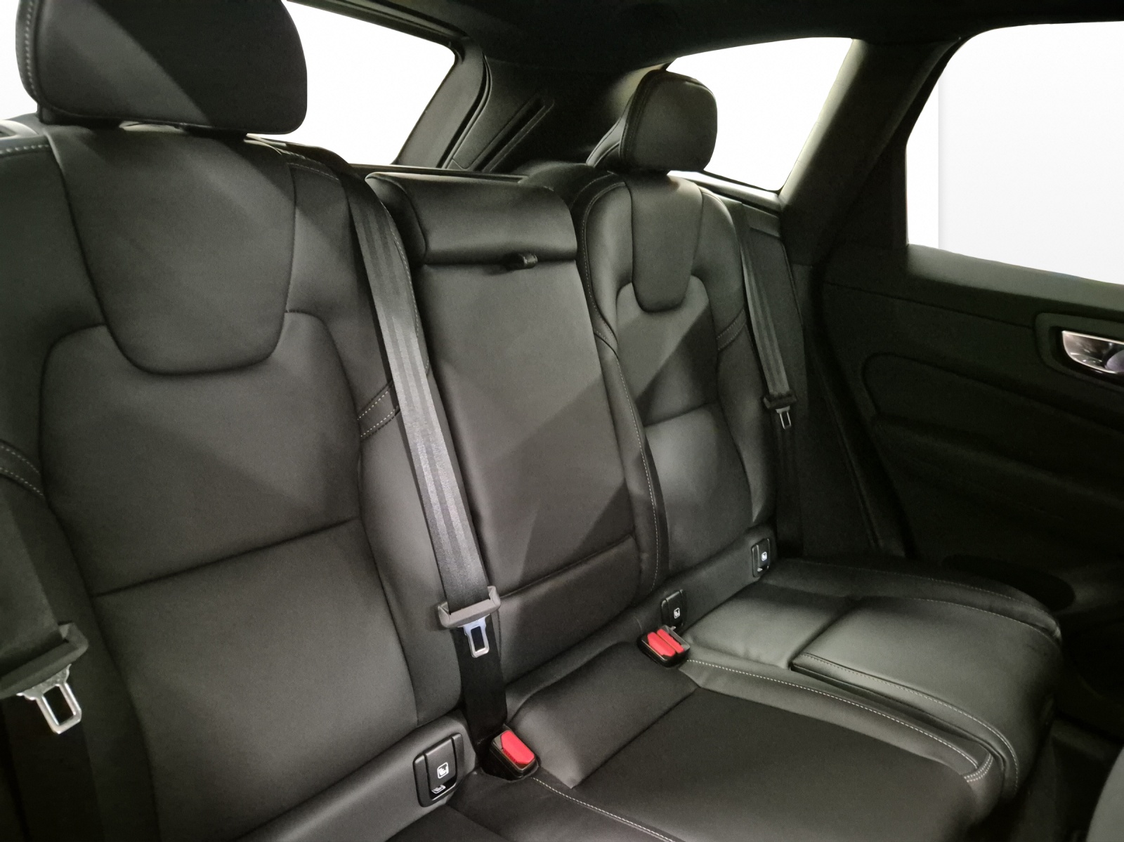 VOLVO XC60 2.0 B5 MH Black Edition AWD-image-16