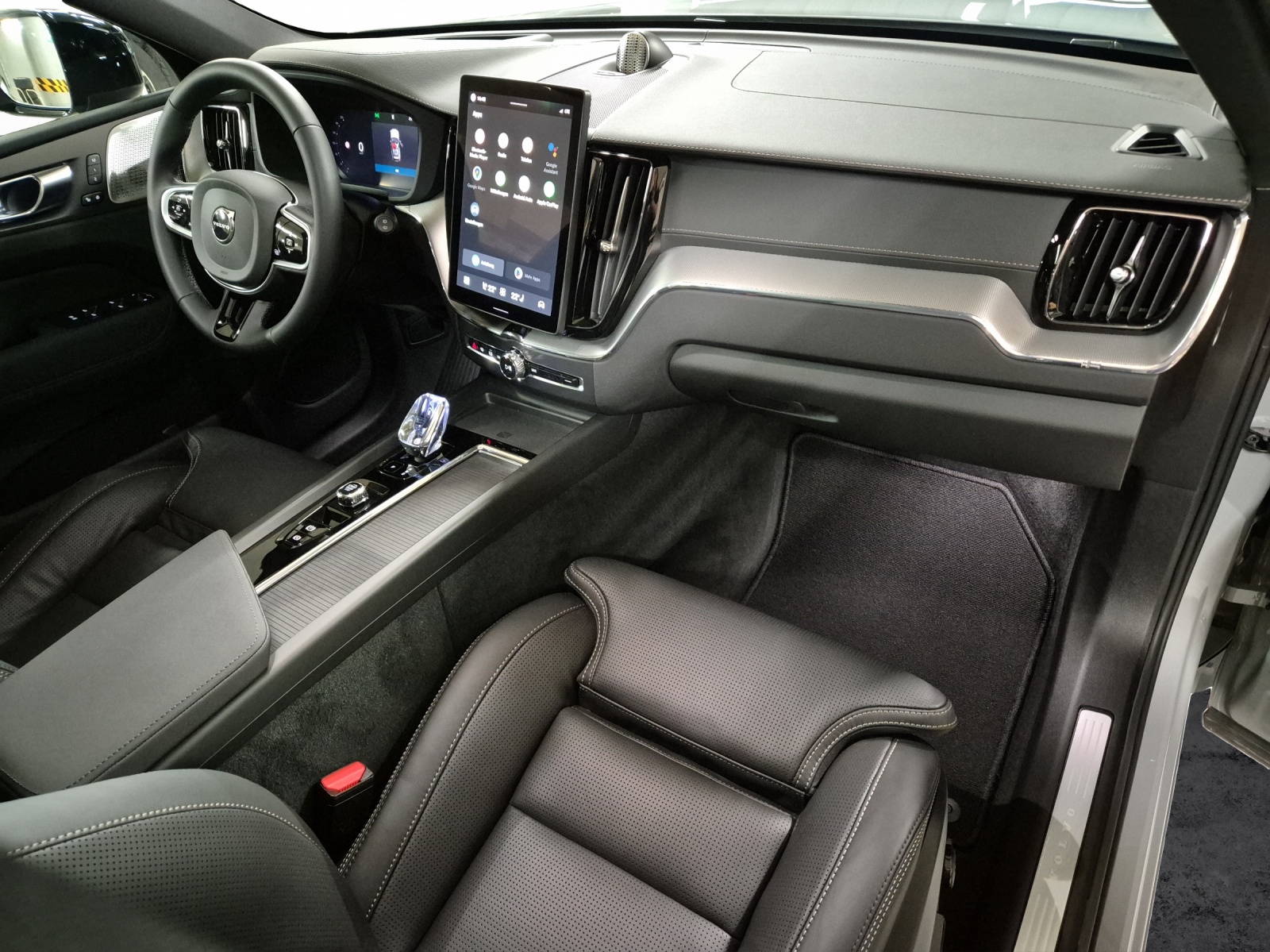 VOLVO XC60 2.0 B5 MH Black Edition AWD-image-17