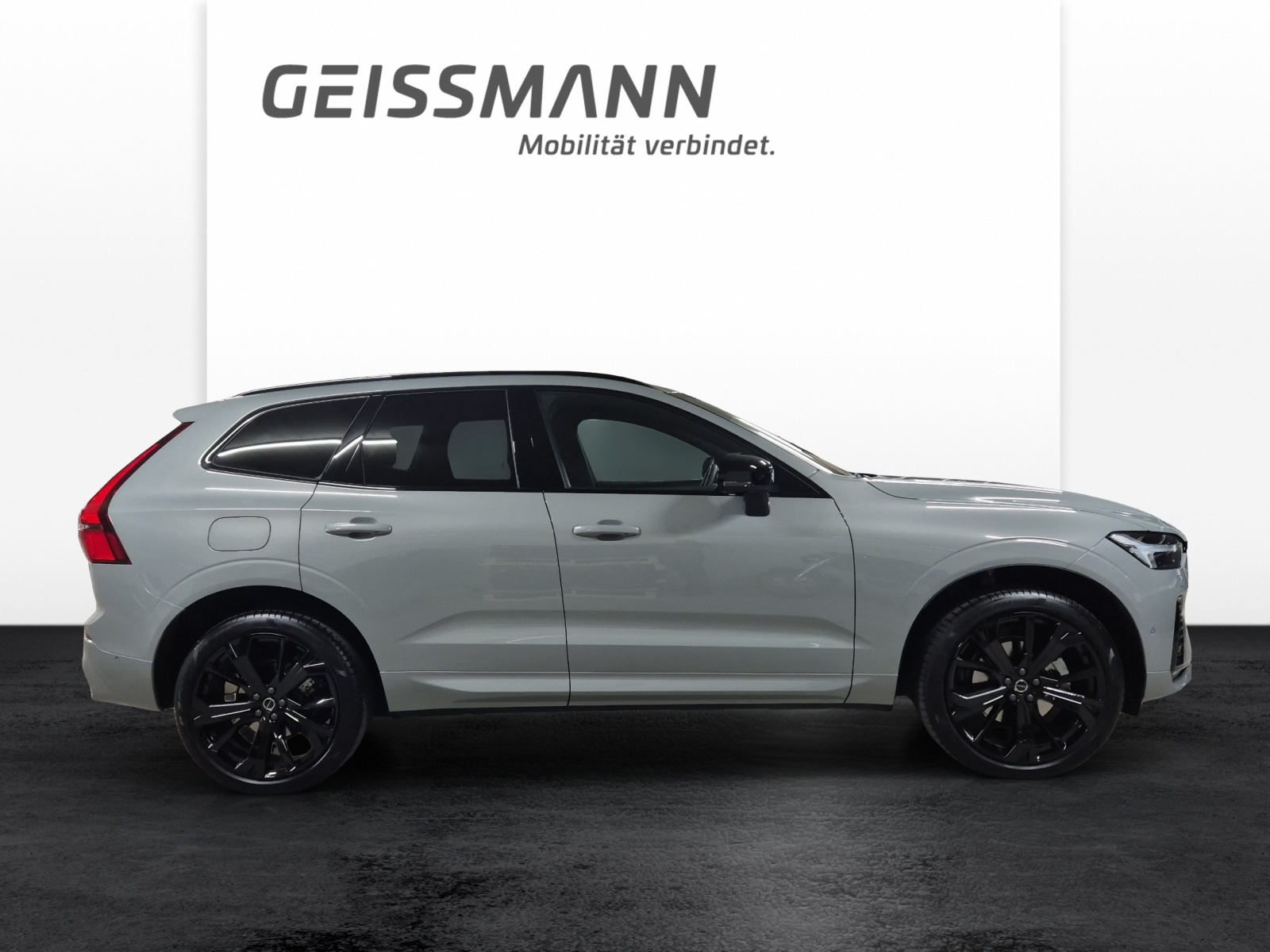 VOLVO XC60 2.0 B5 MH Black Edition AWD-showroom-element-3