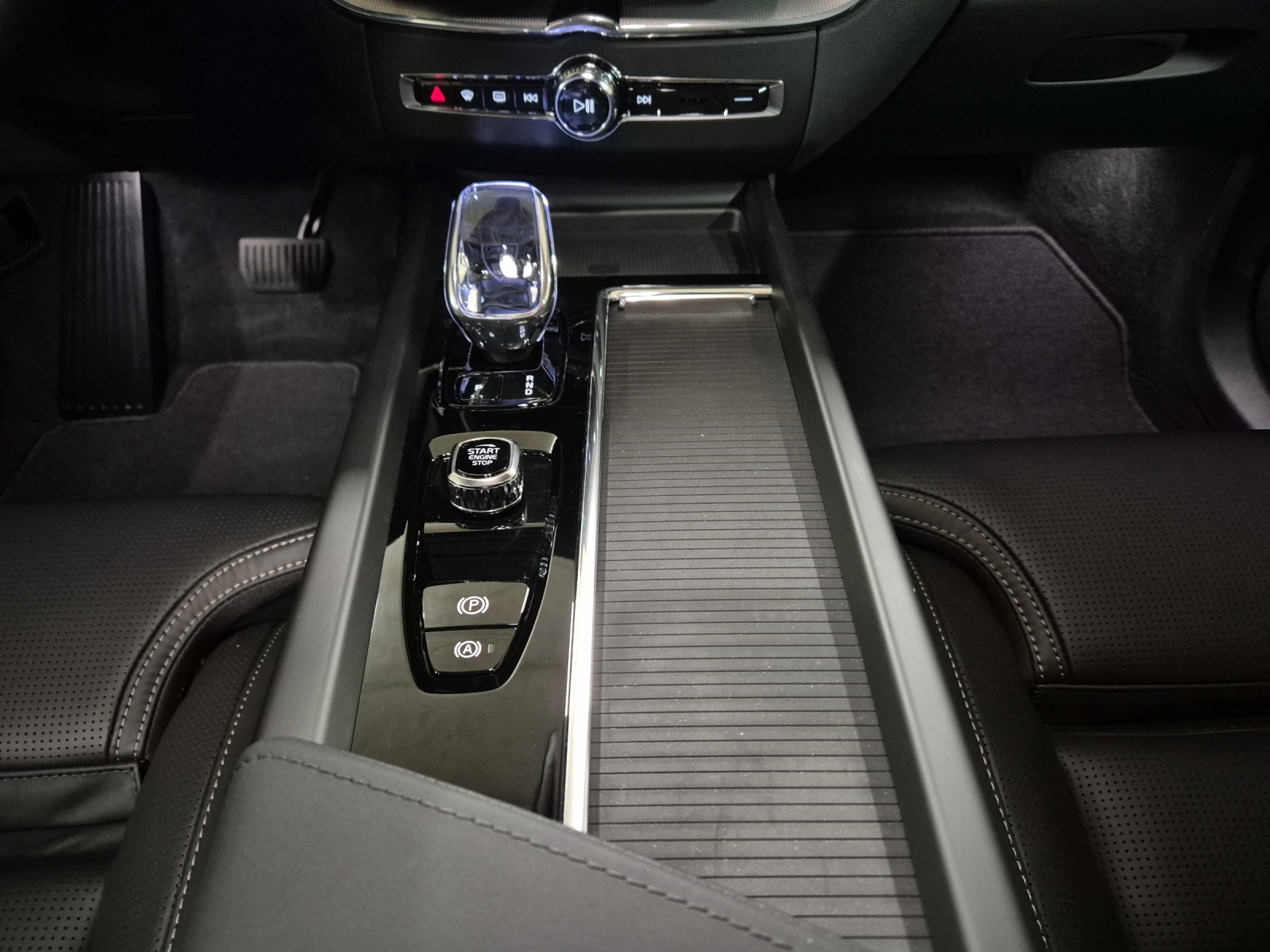VOLVO XC60 2.0 B5 MH Black Edition AWD-image-14