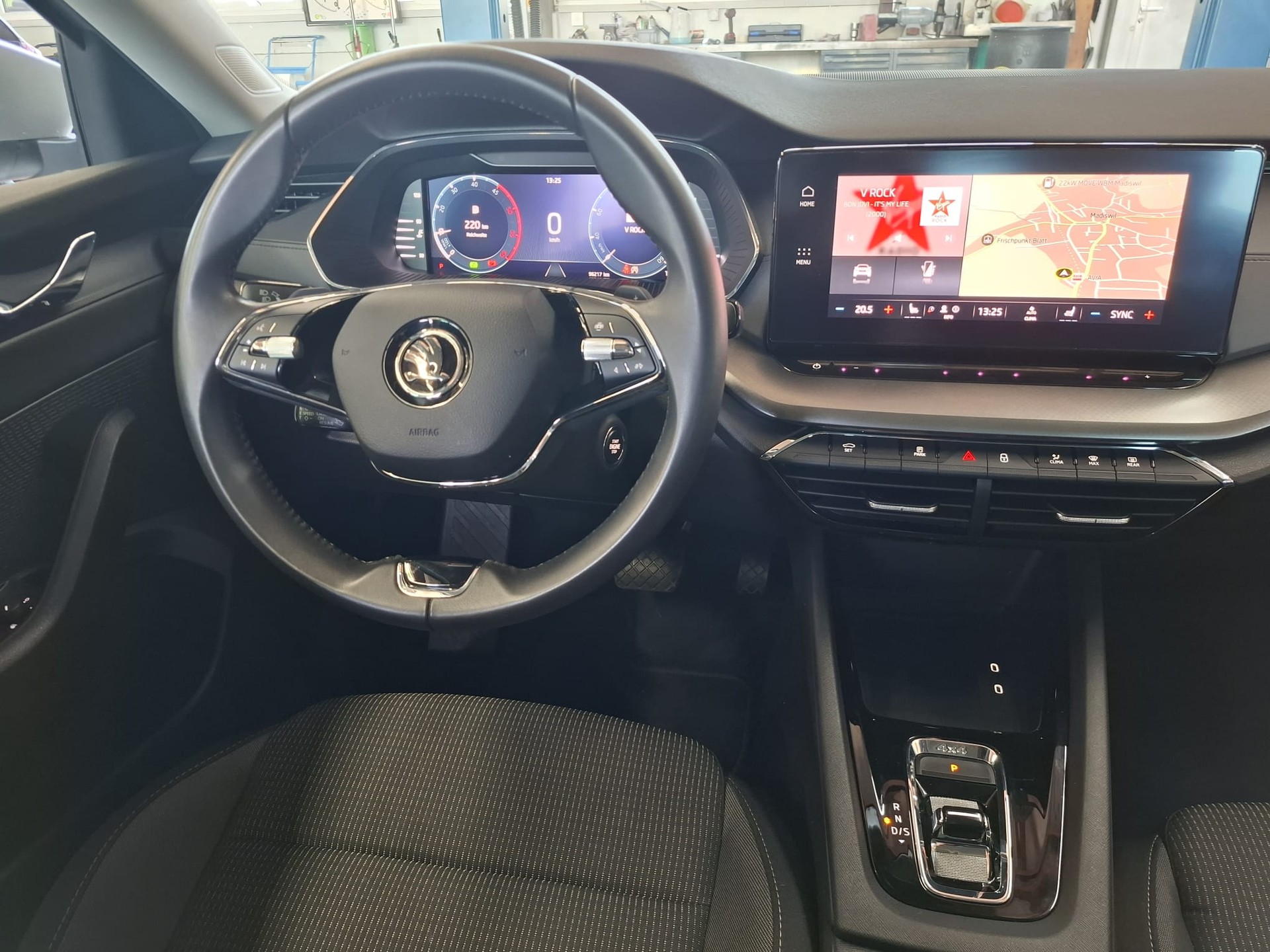SKODA Octavia Combi 2.0 TDI DSG Ambition 4x4-image-9