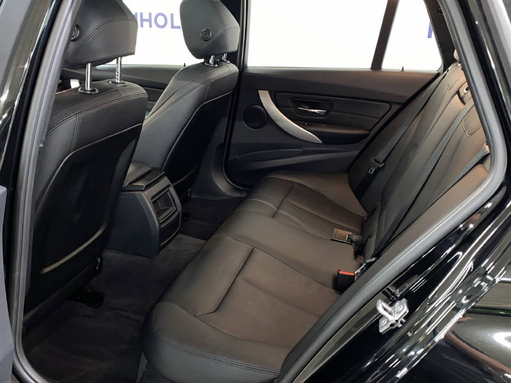 BMW 320d xDrive Touring-image-16