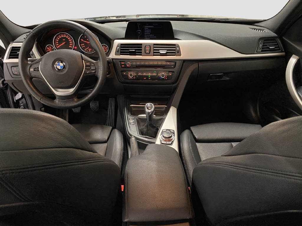 BMW 320d xDrive Touring-image-10