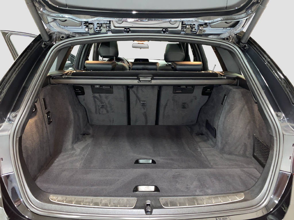 BMW 320d xDrive Touring-image-13