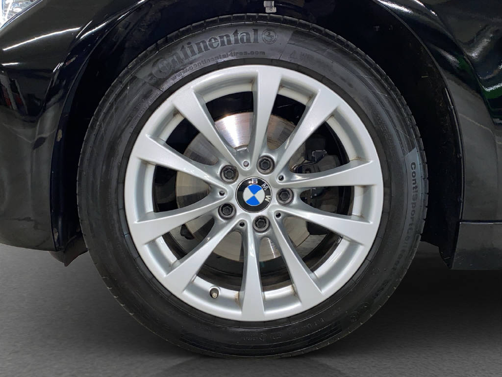 BMW 320d xDrive Touring-image-14