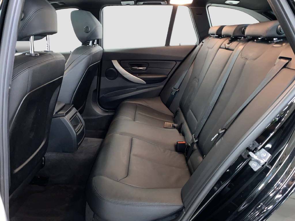 BMW 320d xDrive Touring-image-12