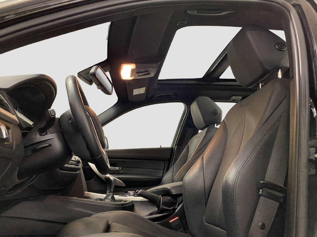 BMW 320d xDrive Touring-image-6