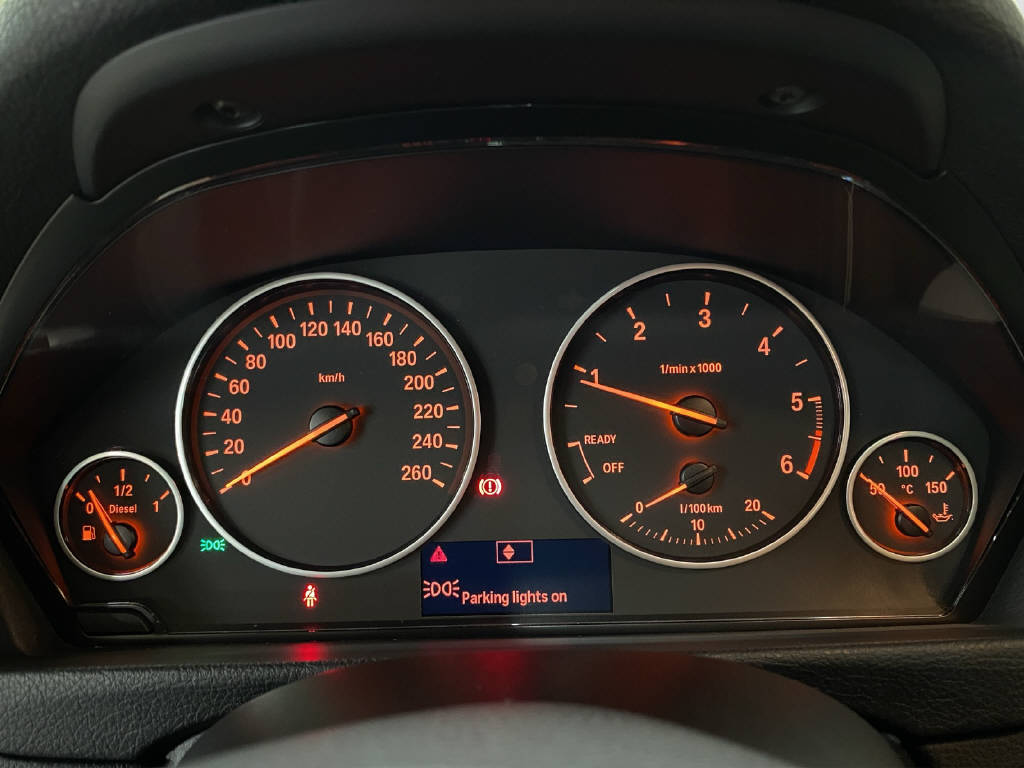 BMW 320d xDrive Touring-image-8