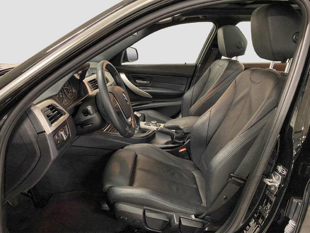 BMW 320d xDrive Touring-image-5